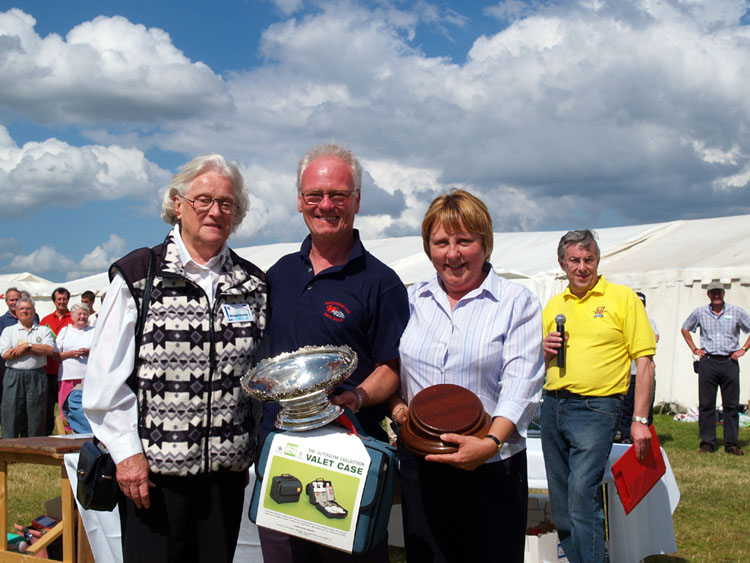 MARGOT HEALEY PRESENTS THELMA SYGAL TROPHY TO JOHN AND JILL