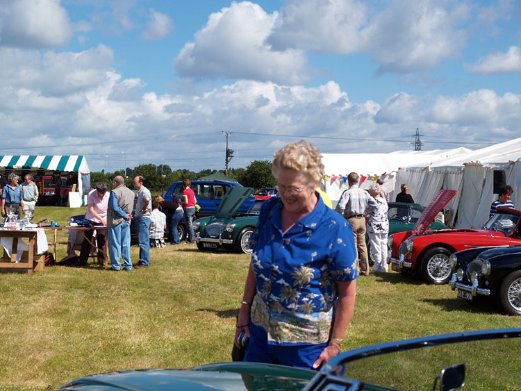 VAL MORLEY ADMIRING THE CONCOURS CARS